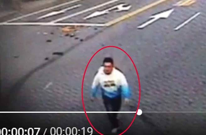 轎車駕駛在地上翻滾一圈馬上站起來逃離，俐落身手猶如電影中的特技演員。（截自影片/民眾提供）