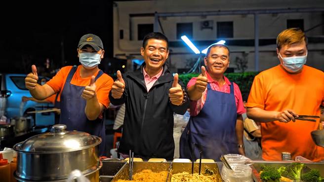 何炳樺（左２）說，歡迎全國鄉親有空的時候，趁著周末假期，到彰化享文化、嘗美食，感受彰化特有的「家鄉味」。（何炳樺提供／吳建輝彰化傳真）