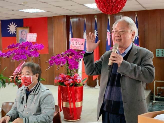 高市农会理事长萧汉俊（右）爆料，王金平13天前因为急性盲肠炎开刀，险些引发腹膜炎，如今出院在家休养。（柯宗纬摄）