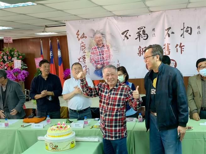 资深媒体人王耀德（中）今日举办《红尘烟雨》新书发表会。（柯宗纬摄）