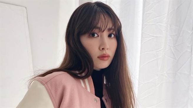 小嶋阳菜近日在IG上晒出辣照庆新年。（图／IG@nyanchan22）