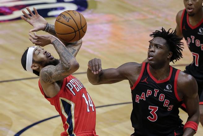 鹈鹕前锋英格拉姆的上篮，遭到暴龙前锋阿奴诺比把球打掉。(美联社)