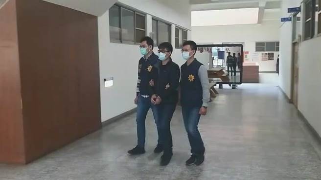 网路林北哥狠呛「我就是枪多」，狂秀「假」重军火狼狈落网。(戴志扬翻摄)
