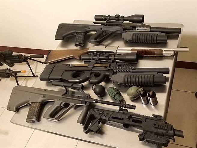 警方在华男及姐夫家中起出大批模拟枪。(戴志扬翻摄)
