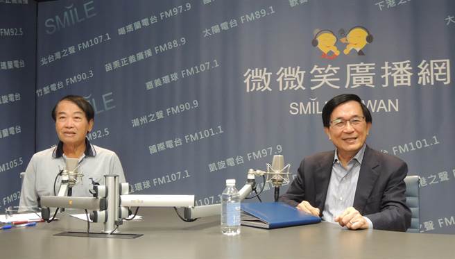 前总统陈水扁（右）首度主持广播节目，访问石川传媒集团董事长石川（左）。