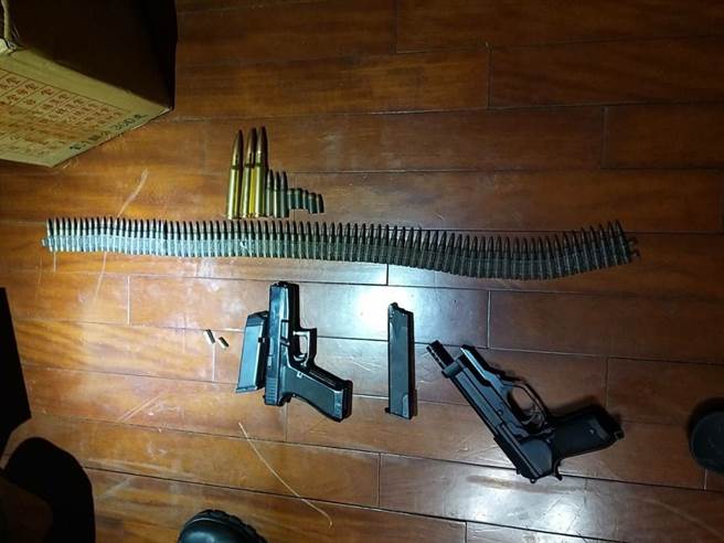 网路林北哥狠呛「我就是枪多」，狂秀「假」重军火狼狈落网。(戴志扬翻摄)
