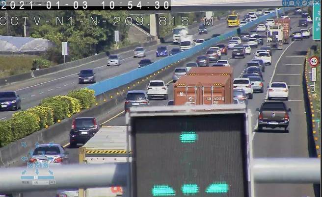 10時46分國1北向209.5公里發生2小客車追撞事故占用中線車道。（高公局提供）