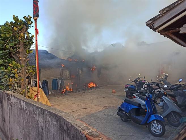 苑裡鎮苑港里1處三合院平房3日中午傳出火警，火勢很快獲得控制。（苗栗縣消防局提供／巫靜婷苗栗傳真）