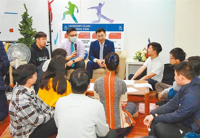 图为国民党主席江启臣（中）与青年对谈。（本报资料照片）