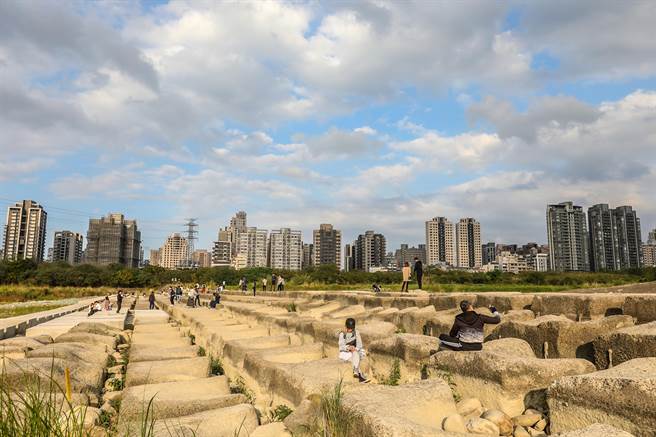 新竹头前溪乾旱豆腐岩变「豆腐乾」，元旦连 假成民眾拍照打卡景点。（罗浚滨摄）