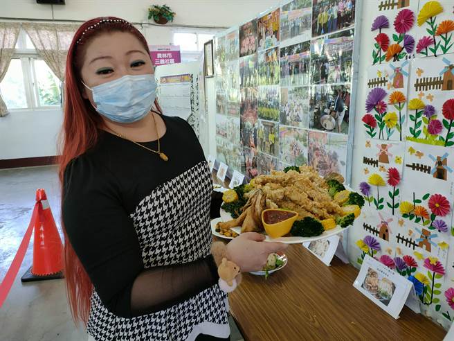 来自广西的王璇说，今年因为疫情没有返回家乡过年，只能透过烹煮家乡的特色料理，来想念家乡。（吴建辉摄）