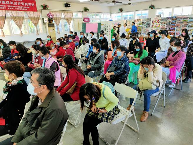 彰化县拥有2万4千多名新住民，从世界各地只身彰化打拼，3日彰化县新住民发展协会，在员林三义社区活动中心，举办卦山神厨赛，现场聚集来自各地的新住民伙伴。（吴建辉摄）