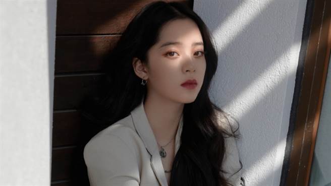 歐陽娜娜近日在網路上公開跨年造型側拍。（圖／微博@歐陽娜娜Nana工作室）