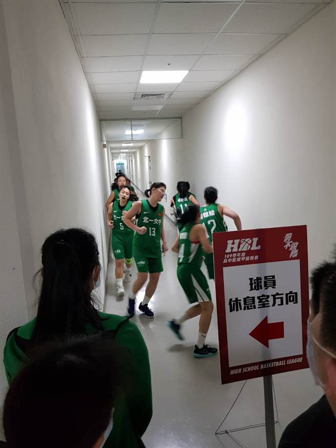 北一女今天以45比81、36分之差不敌永仁高中，距离教练骆燕萍开出的单场得分70分少了25分，赛后全队在走廊罚跑来回25趟。（陈筱琳摄）