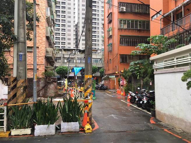 永和区仁爱路瓶颈打通后的状况，待台电移除电杆、水利局施作污水管后，即可全面开放通行。（新北市工务局提供／许哲瑗新北传真）