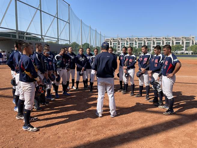 寻求3连霸的平镇高中在高中木棒联赛第一阶段首战以19比0扣倒秀峰高中。（毛琬婷摄）