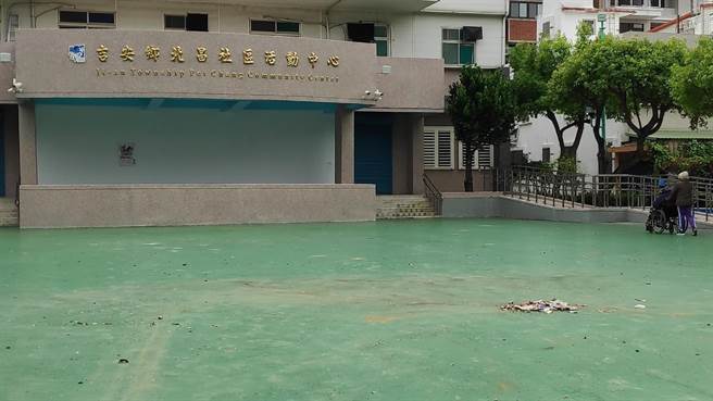 花莲吉安乡北昌活动中心新铺设的PU地坪遭炮竹炸毁，大面积严重受损，且烟火碎屑还散乱一地。（吉安乡公所提供／罗亦晽花莲传真）