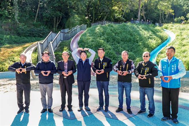 横山乡合兴森林爱情园区启用，县长杨文科（左四）邀全国情侣来打卡。（罗浚滨摄）