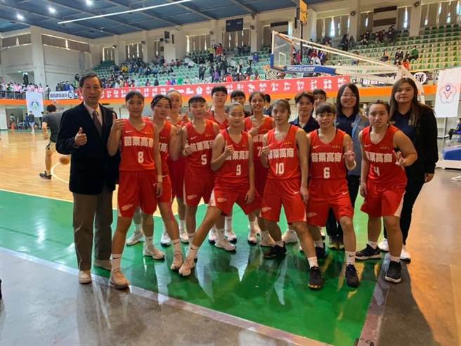 苗栗高商女篮队3日于HBL女甲组预赛最后一战，击败嘉义辅仁中学，以3胜2败的战绩，取得晋级8强的门票。（吴喜松提供）