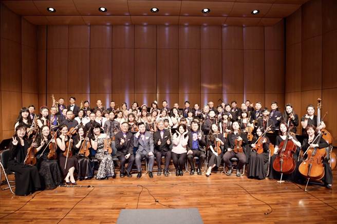 「律薩傳情」法治宣導音樂會3日在台中市登場， 律師變身音樂家宣導法治傳樂音。（台中市府提供／盧金足台中傳真）