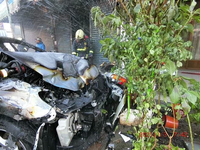 車子直接衝撞路旁2戶民宅，瞬間引發火警。（霧峰分局提供／張妍溱台中傳真）