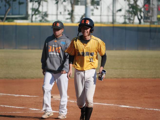 庄敬高职队长高子靖（右）敲出关键超前安打。（学生棒球联盟提供）