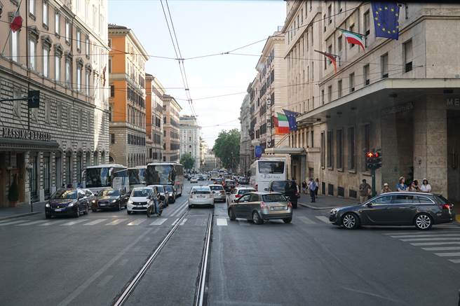 今年跨年夜有數百隻鳥陳屍在羅馬街頭，嚇壞當地居民。(示意圖／達志影像)