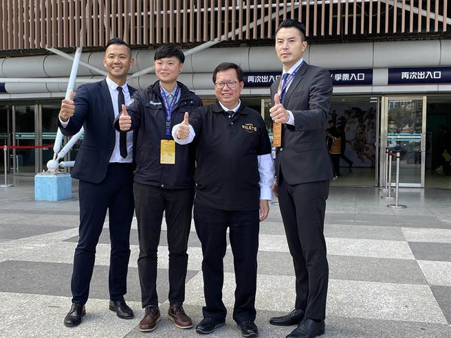 郑文灿（右二）认为认为过去检测莱牛已有一套作法，将同样运用在莱猪上。（蔡依珍摄）