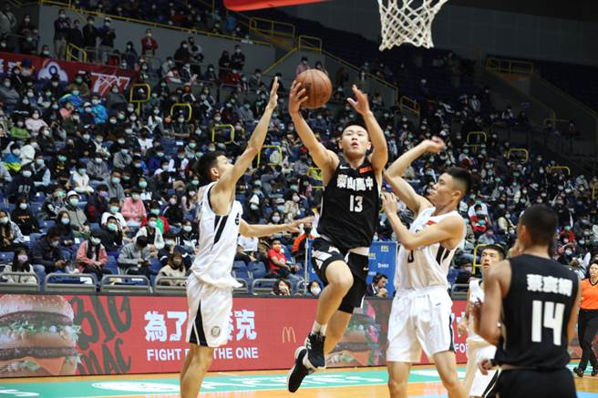 泰山高中蔡丞勋（中）是球队攻守重心。（资料照／大会提供）