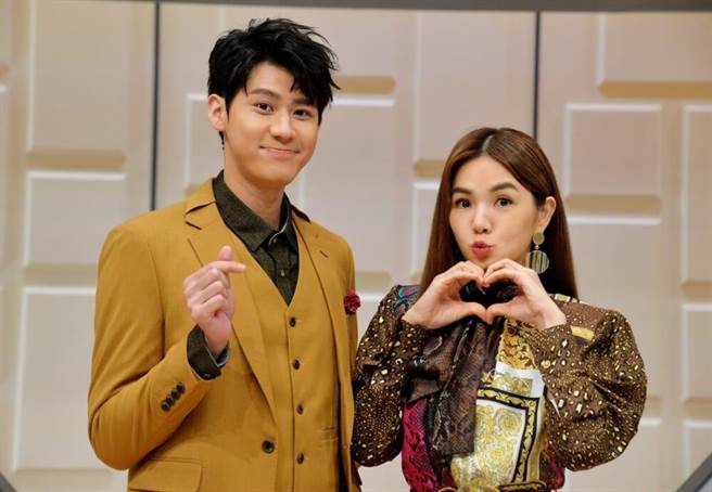 Ella陈嘉桦、李玉玺3日主持卫视中文台《鸿门家宴》。（卫视中文台提供）