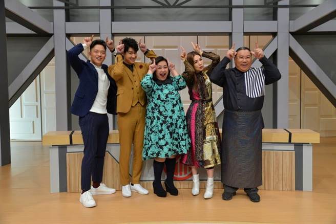 左起索艾克、李玉玺、锺欣凌、Ella陈嘉桦、陈力荣开心同框。（卫视中文台提供）