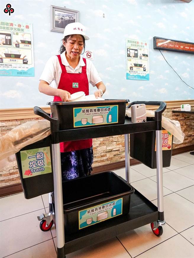 去年7月宜兰县环保局购置纸餐具回收设施，以行动剧方式宣导民眾如何正确回收纸餐具。（李忠一摄）
