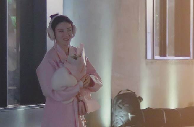 黄奕现身街头，模样极美。（图／取材自新浪娱乐）