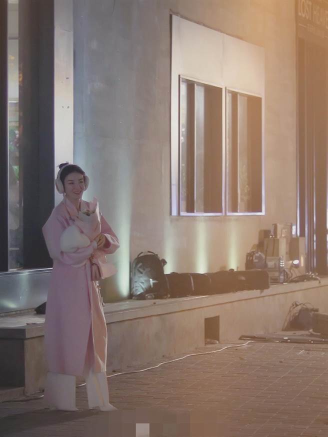 保养有术的黄奕，五官俏丽、巴掌脸更是小到惊人，让她举手投足狂喷少女感。（图／取材自新浪娱乐）