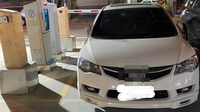 女停车场里「完美停车」 其他驾驶好尷尬：这3宝智商超高(图片取自/新竹爆料公社)