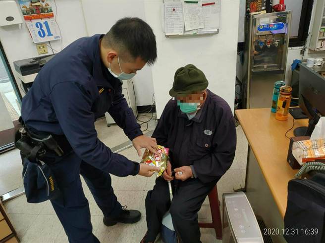高市警三民一分局十全派出所日前接獲報案，稱其父親外出走失不知去向，幸虧警方及時找到人，帶回與家人團聚，也避免老翁在寒冷的天氣中徘徊而發生憾事。（高市警三民一分局提供／洪浩軒高雄傳真）