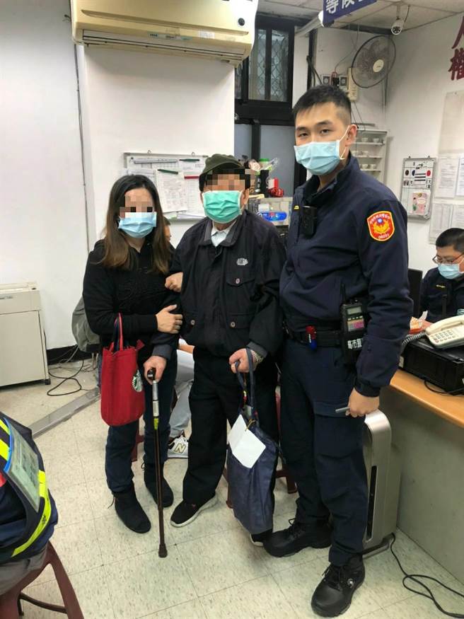 高市警三民一分局十全派出所日前接獲報案，稱其父親外出走失不知去向，幸虧警方及時找到人，帶回與家人團聚，也避免老翁在寒冷的天氣中徘徊而發生憾事。（高市警三民一分局提供／洪浩軒高雄傳真）