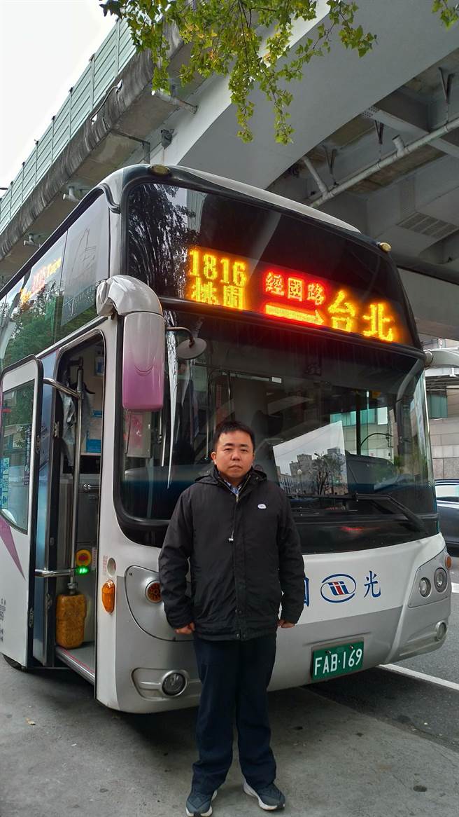国光客运1816A路线驾驶刘智凯见义勇为，协助追回性骚扰女乘客的嫌犯。（业者提供）