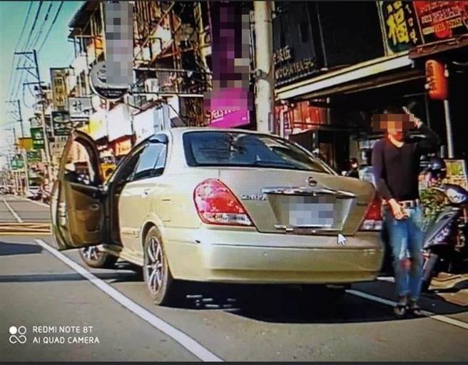 有民眾看到一名驾驶人在路竹区违规临停汽车在中正路上，还打开车门，她担心出事，好意提醒这名驾驶人，却遭反呛。（翻摄照片／林瑞益高雄传真）

