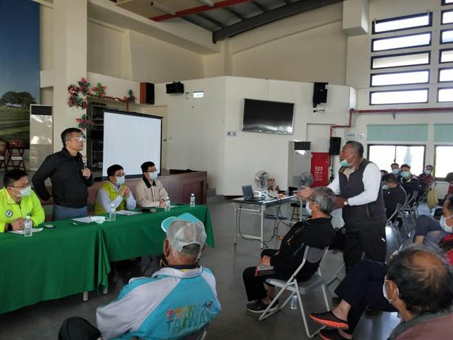 立法院副院长蔡其昌邀农粮署举办停灌说明会，老农不满政府不给水还限制种水稻。（陈淑娥摄）
