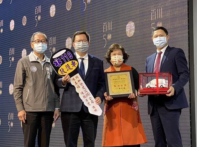 百川建設3日趁歡慶50周年年終餐敘活動時，捐贈1台價值270萬元的救護車給桃園市消防局。（蔡依珍攝）