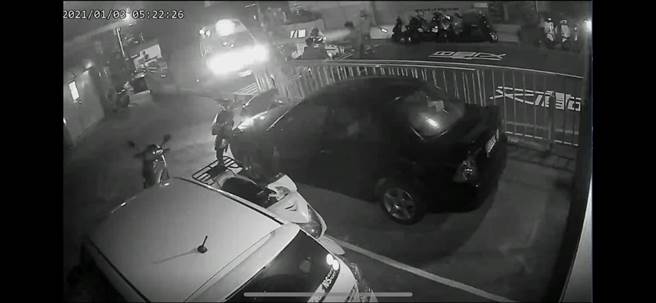 洪婦右手鎖骨骨折，手腳擦傷，警消將她送往淡水馬偕醫院救治。（翻攝畫面／李俊淇新北傳真）