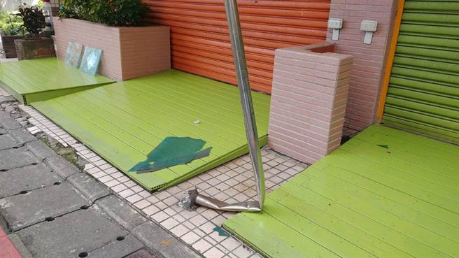 撞傷婦人後又再失控撞倒路旁停放的5輛機車，連路旁鐵桿都被撞歪。（翻攝畫面／李俊淇新北傳真）