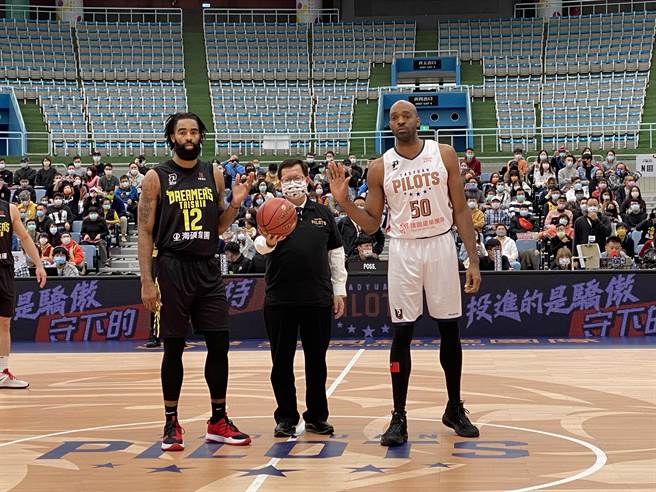 桃园市长郑文灿3日为P.LEAGUE＋桃园领航猿主场开幕战热血开球。（蔡依珍摄）