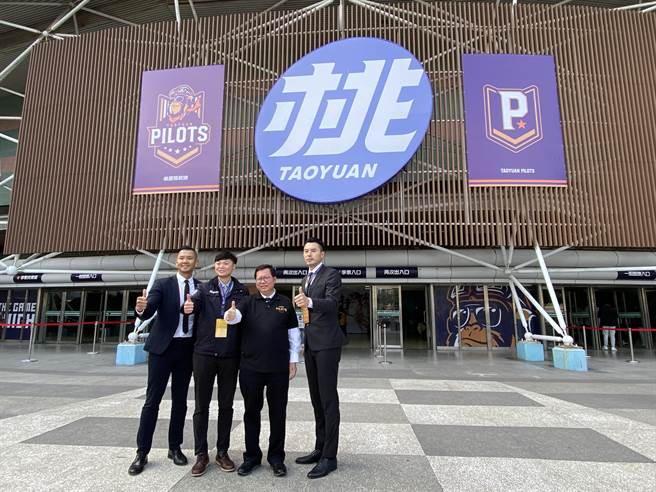 P.League＋职篮联盟执行长陈建州（左起）、体育局长庄佳佳、桃园市长郑文灿和桃园领航猿总经理陈信安，3日都期待在桃园市立体育馆登场的12场赛事都精彩顺利。（蔡依珍摄）
