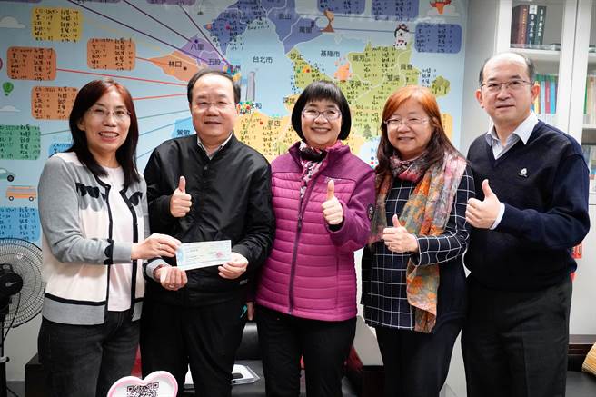 财团法人凤飞飞基金会响应新北市长侯友宜推动「新北市好日子爱心大平台」专案，由执行长周咏淳会同基金会伙伴们捐款15万元。（新北市消防局提供）