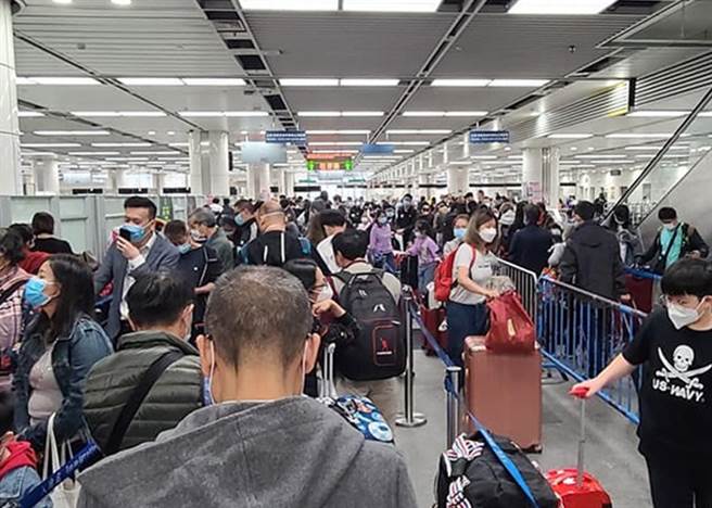 香港1個月已內有41名新冠病例死亡，12月以來逃港避疫人數快速增加。港媒以「抗疫無能，留港等死」為題，痛批港府防疫工作失當。圖為在關口排隊等待入境深圳的逃港民眾。（圖／東網）

