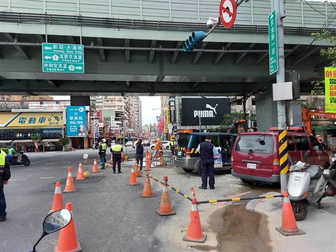 新北市交通大队表示，台64线下方民生路、往中和方向全面封闭，预计4日凌晨5时起开放外侧1线车道通行及实施调拨车道管制。（新北市交大提供）