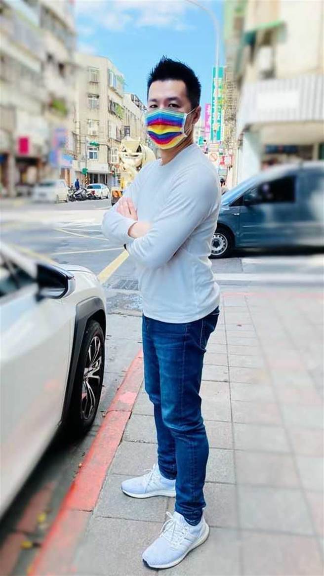 彩色口罩惊传竟含有致癌「偶氮色料」，毒理专家招名威针对「偶氮」染剂是否致癌提出见解。（图／翻摄自脸书／招名威教授 毒理威廉）