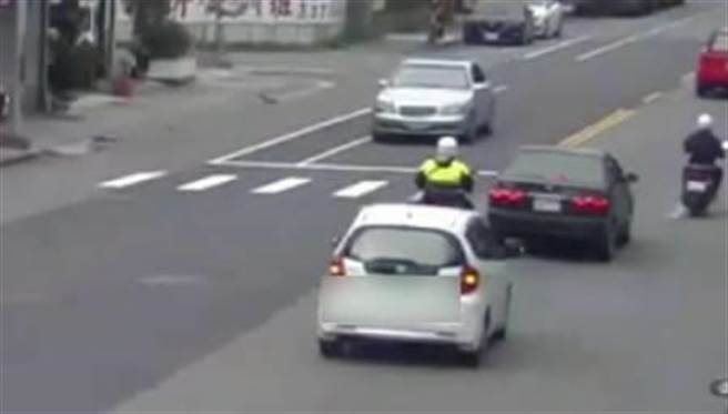 1岁男婴热痉挛失去意识，八德警机车开道助救医。(翻摄照片／蔡依珍桃园传真)